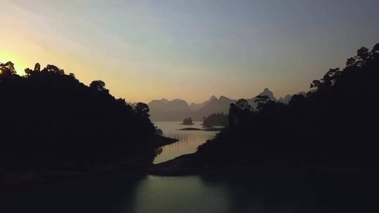 从空中俯瞰日落时的大湖景观