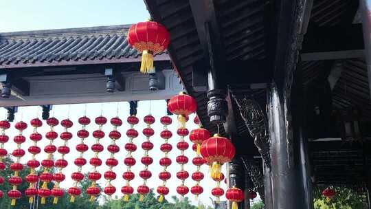 节日公园建筑屋檐挂着的红灯笼
