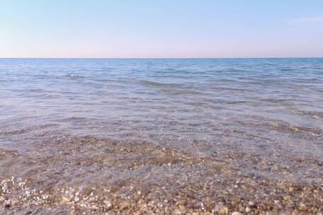 海浪冲刷岸边的鹅卵石