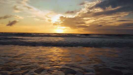 海浪海岸大海海洋航拍海上日出浪花翻滚朝阳