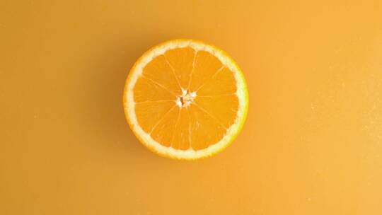 一片橙子落入橙汁