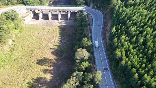 森林公路航拍树林道路汽车行驶航拍山区山路