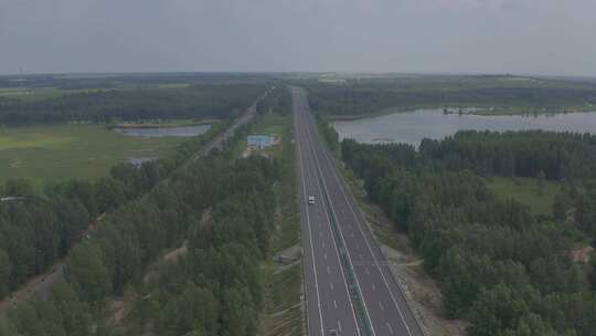 航拍房车车队公路草原行驶