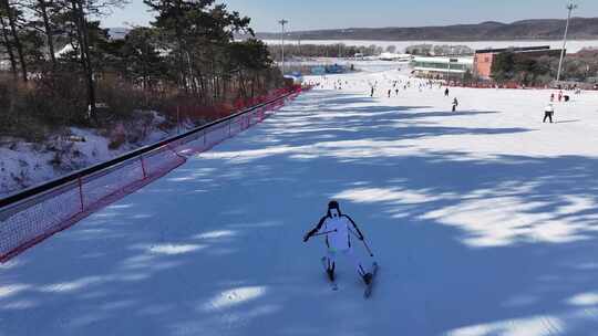 冬季游玩滑雪场滑雪航拍4K