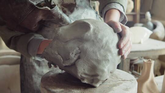 女雕刻家制作陶瓷品视频素材模板下载