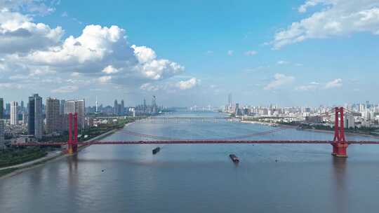 湖北武汉市鹦鹉洲长江大桥蓝天白云航拍延时