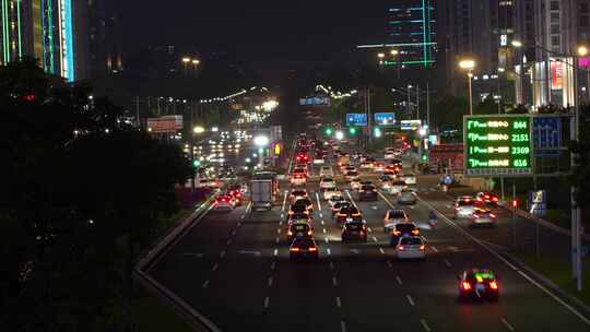 夜晚城市道路车来车往实拍