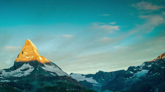 马特洪峰阿尔卑斯山瑞士雪峰滑雪延时日出黎明视频素材模板下载