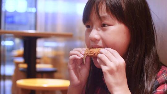 孩子大快朵颐吃麦当劳吃汉堡4k视频素材