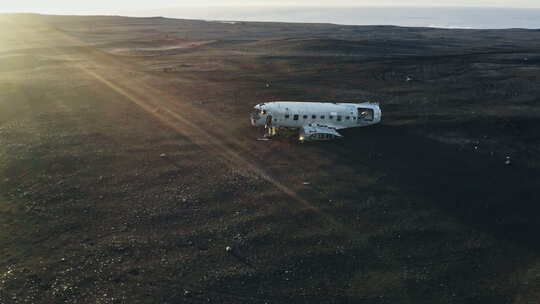 黑沙中的飞机残骸