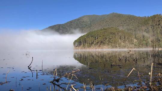 大理天池自然生态湿地沼泽蓝天白云雾飘渺