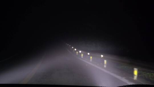 山间晨雾中行车视频素材模板下载
