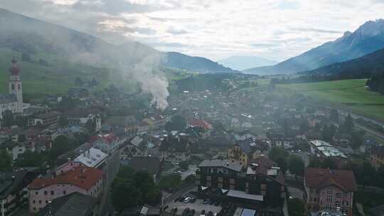 烟雾吞没住宅楼时，从上面捕捉到的消防努力