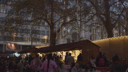 伦敦莱斯特广场夜晚来往的行人视频素材模板下载