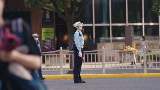 女交警 十字路口 指挥交通文明城市红绿灯