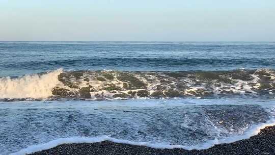 海浪撞击海滩海岸