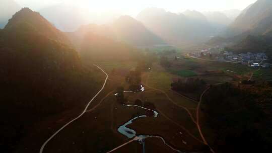 夕阳下的云南山村