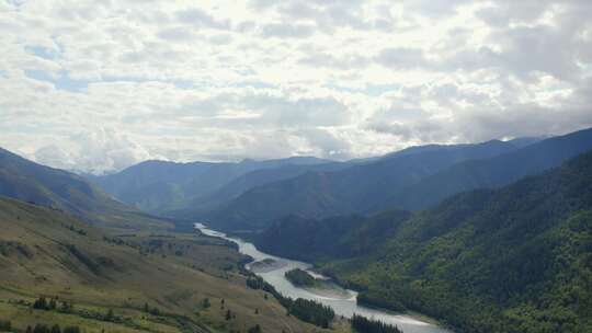 在白云和蓝天下的AK-Kem山谷绿色山脉之间的Katun河