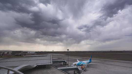 乌鲁木齐地窝堡机场雨后延时