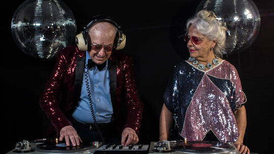 祖父母一起玩DJ