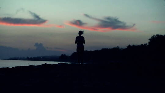 日落海边慢跑的女人视频素材模板下载