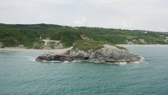 空荡荡的海岸上风平浪静的海面