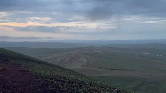 内蒙古乌兰察布草原火山口风景