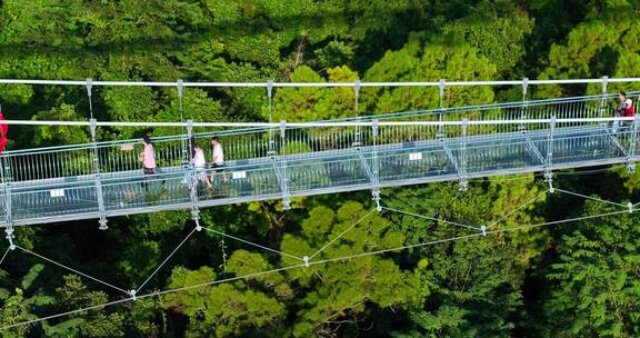 广东清远古龙峡云天玻霸玻璃桥游客红旗飘扬