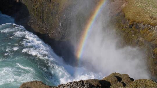 瀑布和美丽彩虹的慢镜头