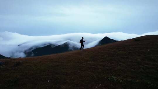 登山爬山徒步一个人的旅行背包客