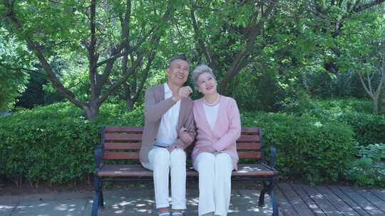 老年夫妇 老人坐在长椅