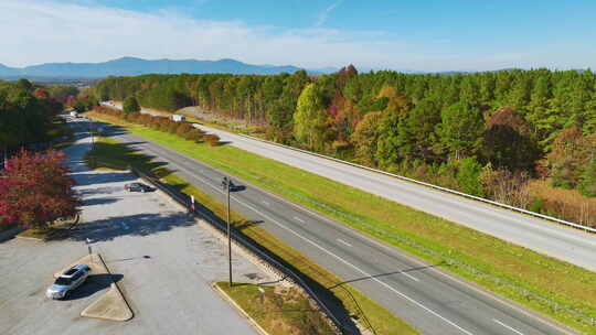 繁忙的美国高速公路附近大型休息区的鸟瞰图
