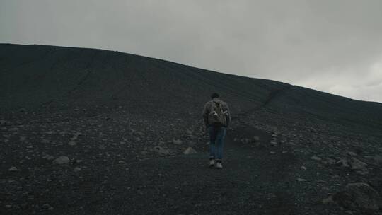 背包客在徒步旅行