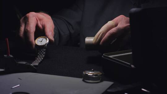 钟表匠把手表放到展示盒视频素材模板下载