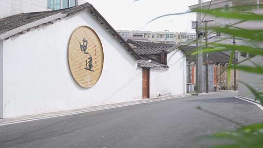 白墙建筑旁的道路，充满古朴气息