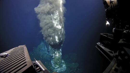 马里亚纳海沟深水探险拍摄的生命和火山活动镜头