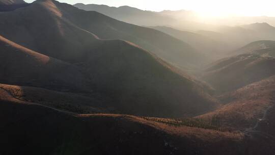 自然风光视频中国西部逆光高原湖泊高山阳光