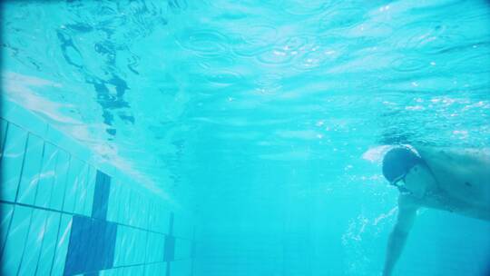 游泳池里的运动员慢镜头拍摄