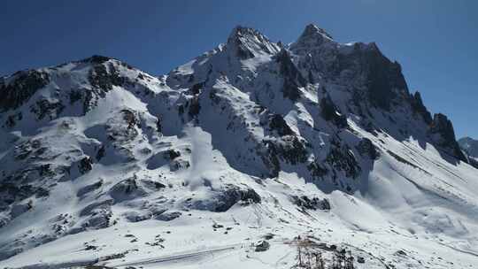 香格里拉孔雀山近距离雪山2