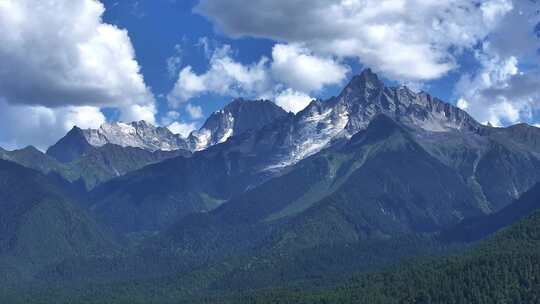 西藏林芝森林雪山