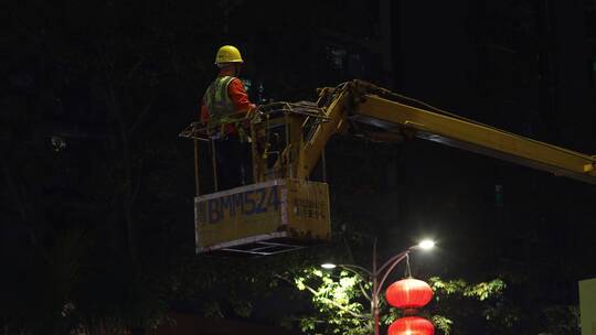 夜晚起重机里的工人