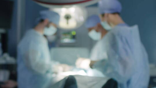 外科医生为病人做手术的模糊视角