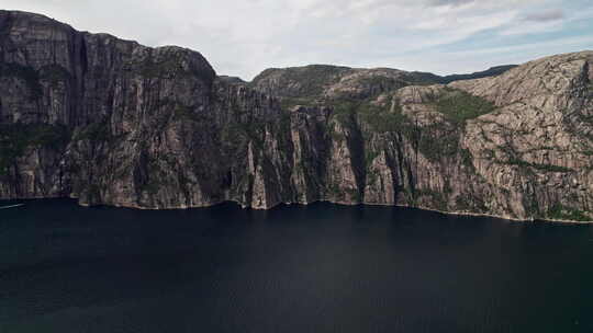 宽广的空中拍摄，推进到挪威Lysefjo