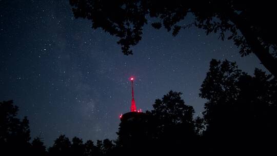 夜晚的森林灯塔和星星 美丽的星空