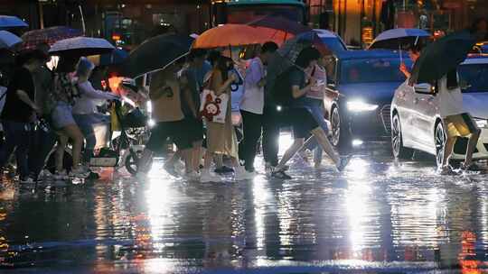 升格城市暴雨内涝下班高峰