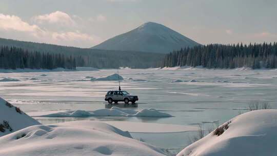 雪地中行驶的越野车