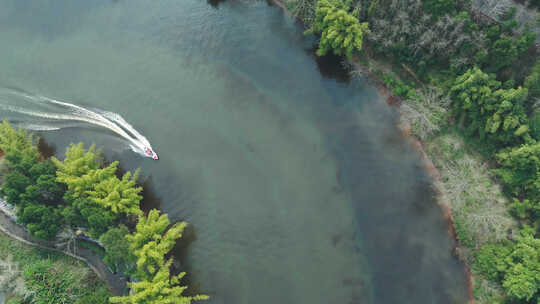 河道河湾快艇驶过