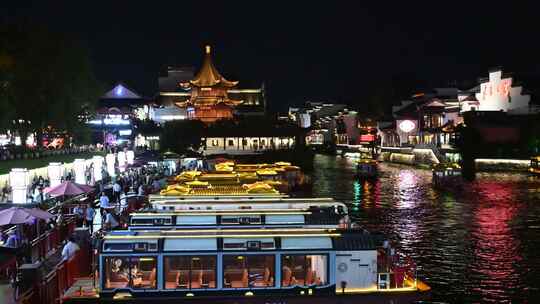 南京秦淮河畔夜景游船画面