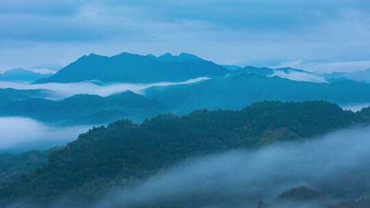 传统中国水墨风山川云海