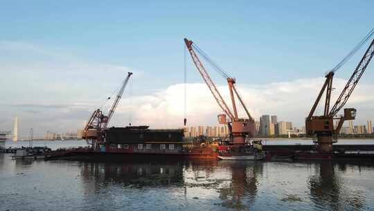 武汉长江二桥日落码头运输船货船